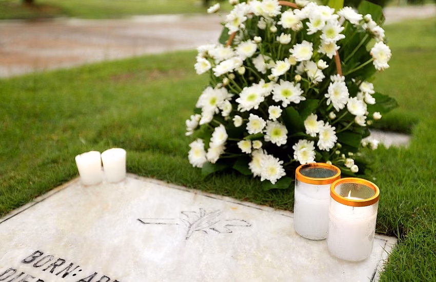 Types of Burial Graves: Differences Between Traditional Earth Graves and Concrete Graves