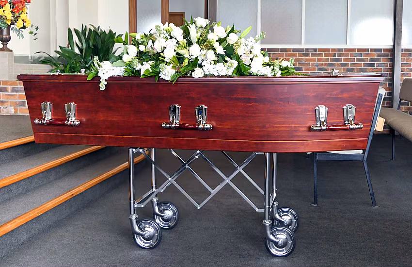 Funeral Trolleys in Practice – How to Choose the Right Model for Chapels, Cemeteries, and Difficult Terrain