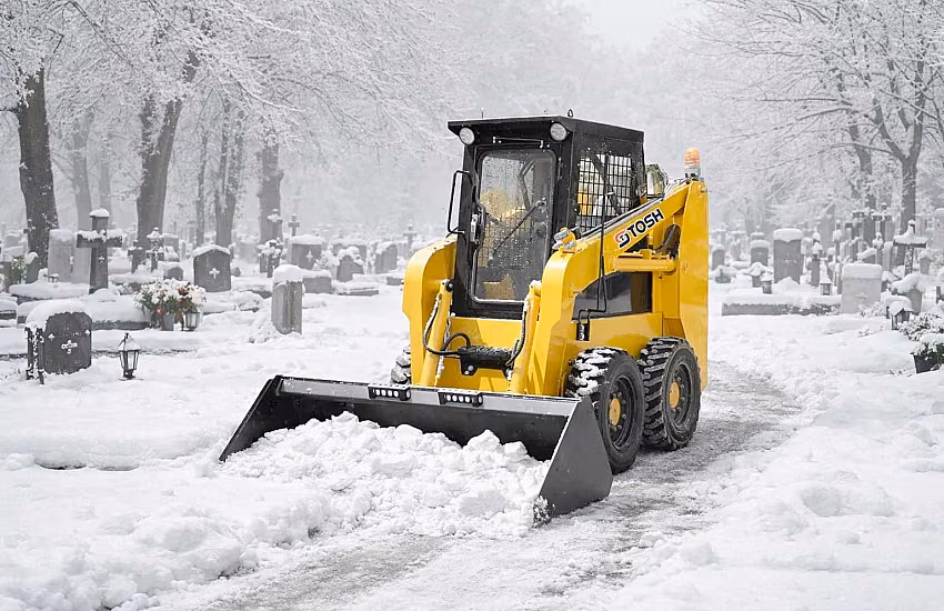 Winter Challenges in Cemeteries – How to Ensure Safety and Work Comfort in the Most Difficult Weather Conditions